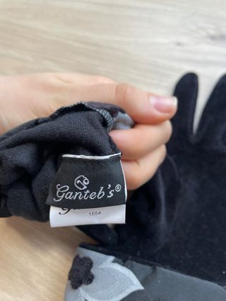 Guantes negros con detalles grises