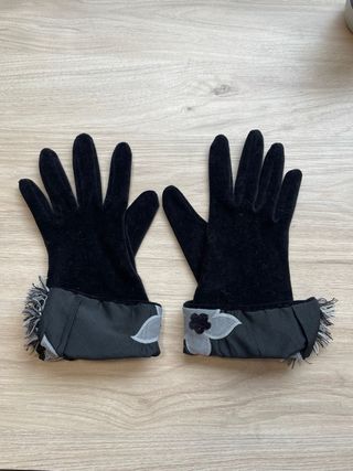 Guantes negros con detalles grises