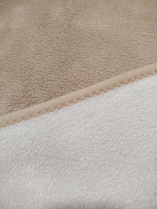 Manta polar beige y blanca