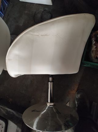 Una pareja de dos sillas giratoria en color blanco