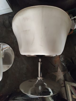 Una pareja de dos sillas giratoria en color blanco