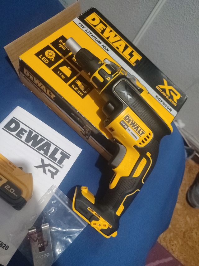 Atornillador Dewalt XR Brushless + Batería