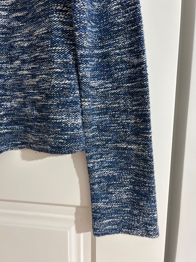 Chaqueta azul y blanca de punto