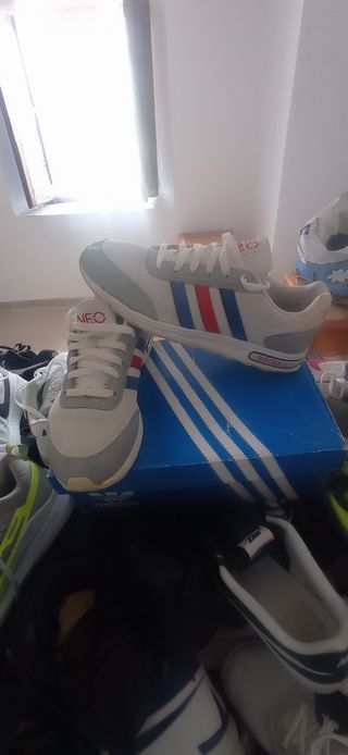 Zapatillas Adidas NEO grises y blancas
