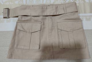 Falda beige con cinturón