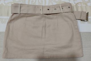 Falda beige con cinturón