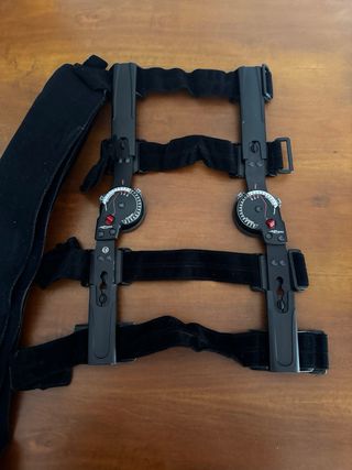 Ginocchiera DonJoy regolabile.