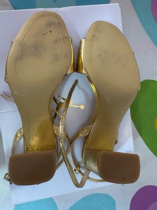 Sandalias Zara doradas tacón