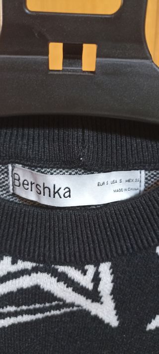 Jersey cropped estrellas blanco y negro