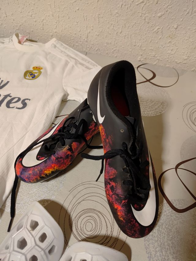 Equipación Real Madrid: camiseta y botas Nike (tal
