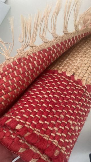 Alfombra yute roja y beige, como nueva.