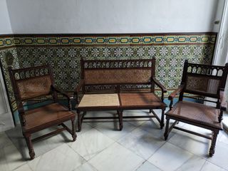 Sillones y banco antiguos de mimbre