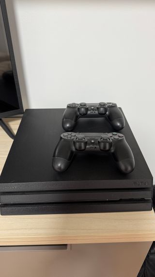 PlayStation 4 Pro 1TB + 2 mandos