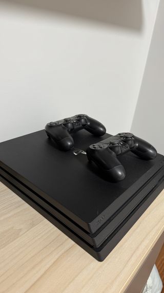PlayStation 4 Pro 1TB + 2 mandos