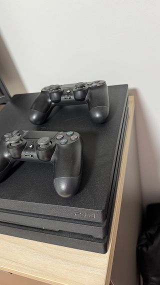 PlayStation 4 Pro 1TB + 2 mandos