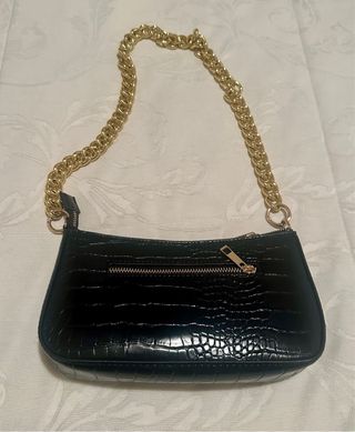 Bolso negro cadena dorada