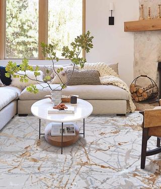 Alfombra estilo mármol beige y dorado