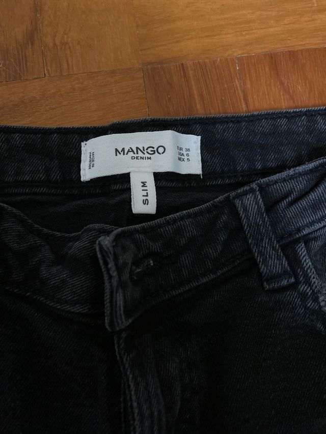 Vaquero negro con detalles Mango