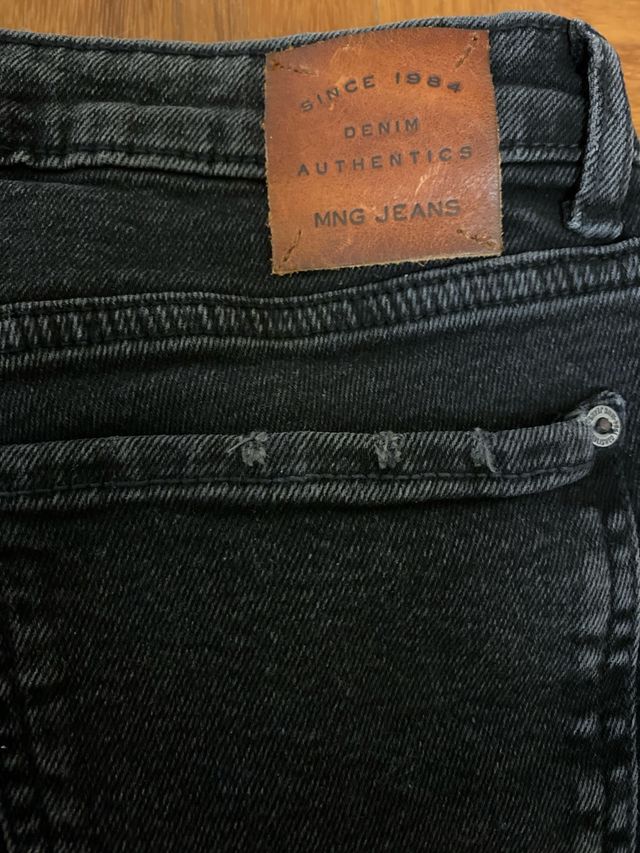 Vaquero negro con detalles Mango