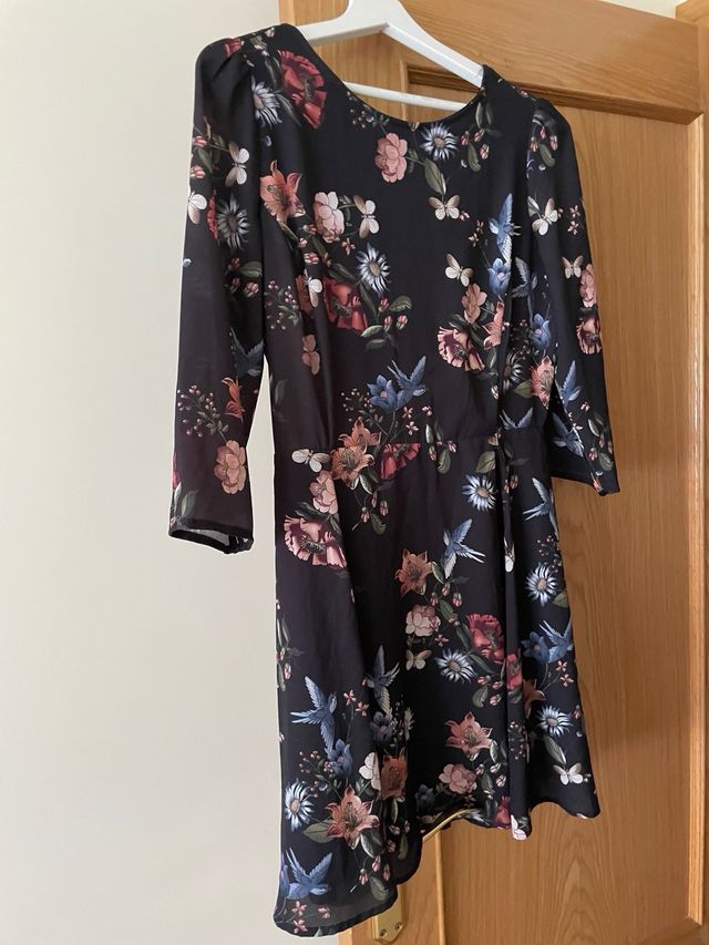 Vestido floral negro manga 3/4 y espalda a pico