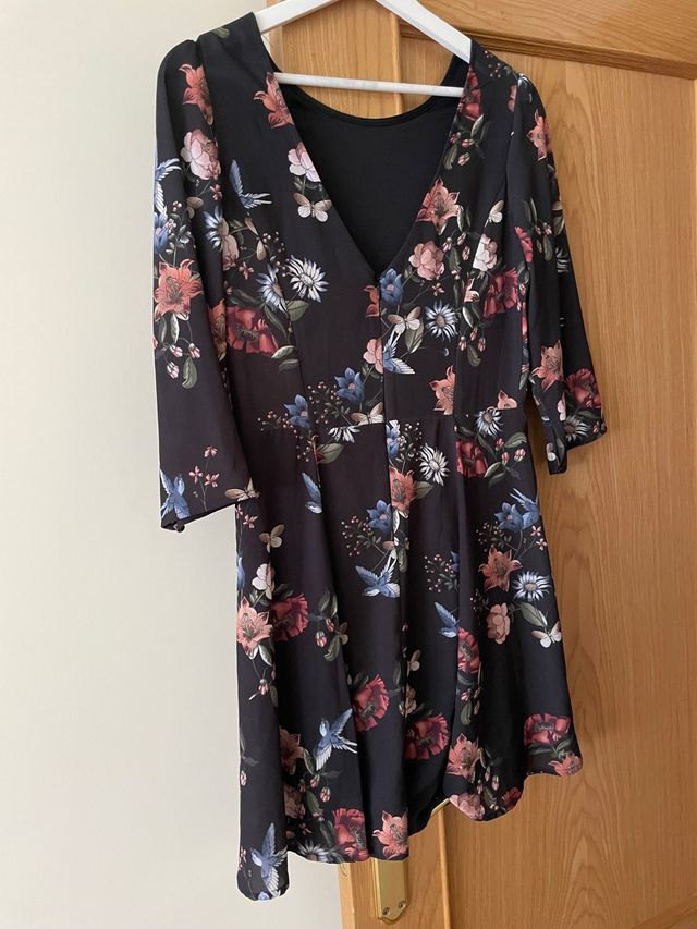 Vestido floral negro manga 3/4 y espalda a pico