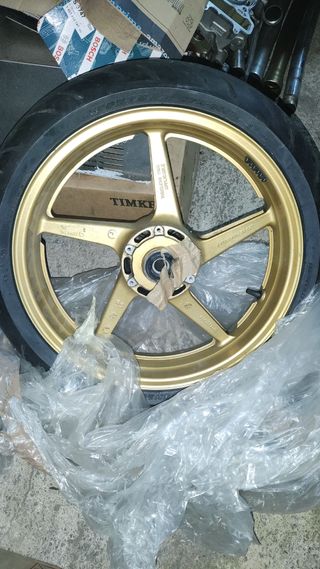 Llantas doradas  honda CB1300