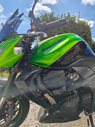 Motocicleta Kawasaki Z750 (2009) impecable