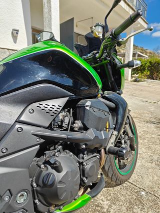 Motocicleta Kawasaki Z750 (2009) impecable
