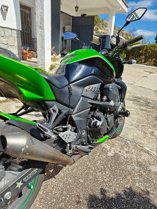 Motocicleta Kawasaki Z750 (2009) impecable