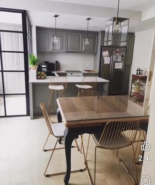 Mesa antigua en muy buenas condiciones.