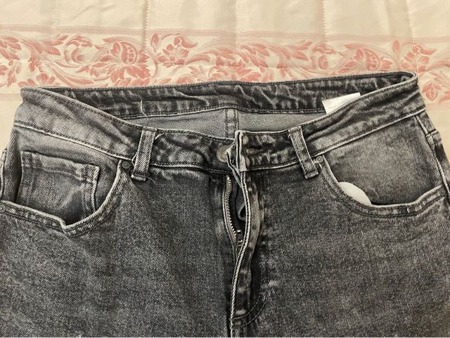 Jeans grigi strappati