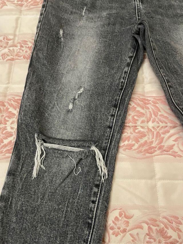 Jeans grigi strappati