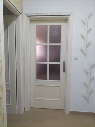 Puertas madera blancas.