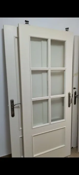 Puertas madera blancas.