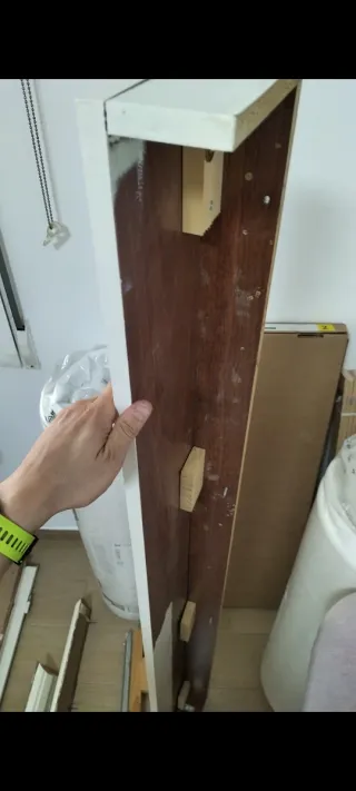 Puertas madera blancas.