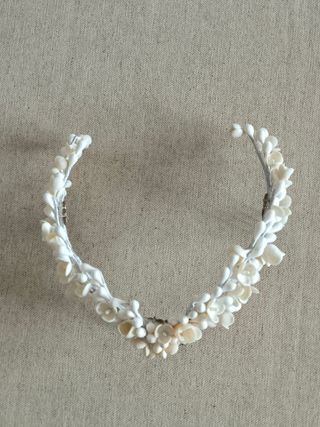 Corona novia porcelana blanca elaborada a mano.