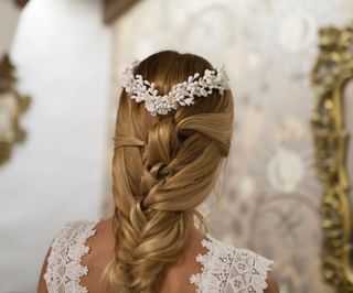 Corona novia porcelana blanca elaborada a mano.