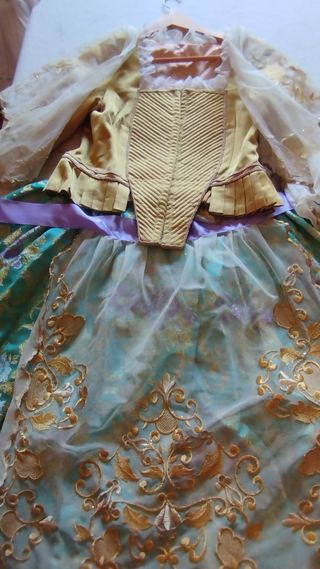 Traje Fallera: corpiño, falda y cancán 