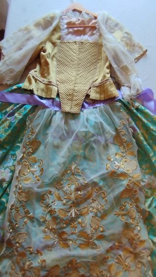 Traje Fallera: corpiño, falda y cancán 