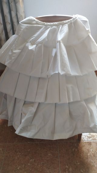 Traje Fallera: corpiño, falda y cancán 