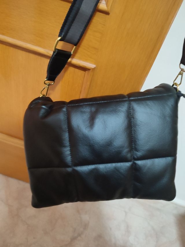 Bolso negro acolchado