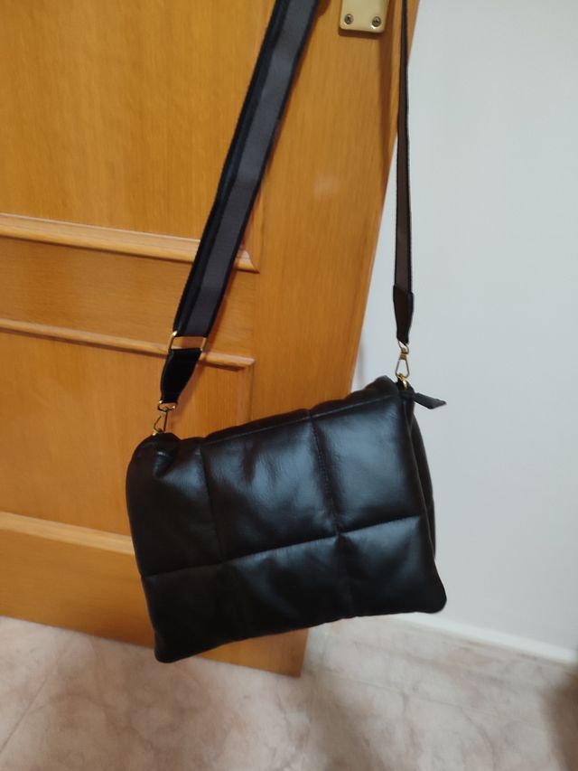 Bolso negro acolchado