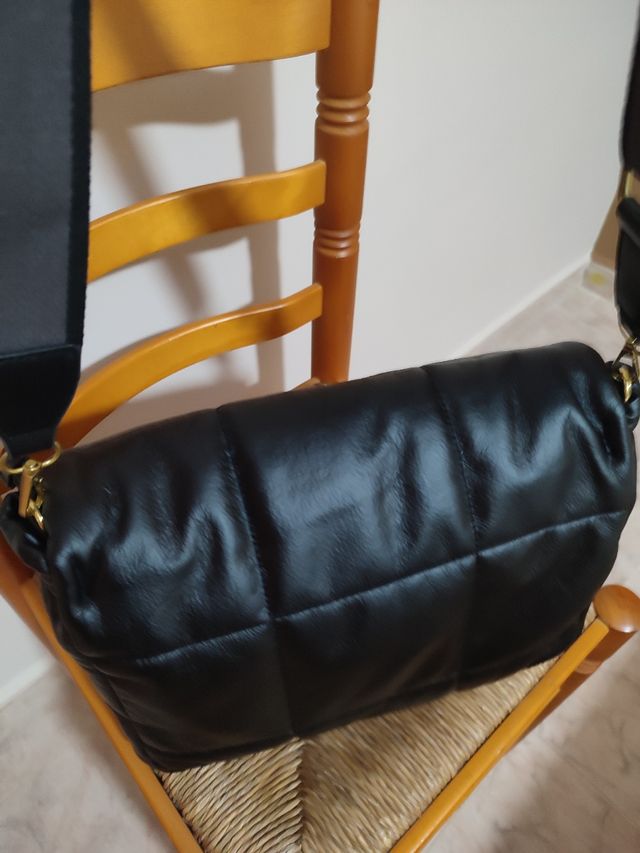 Bolso negro acolchado