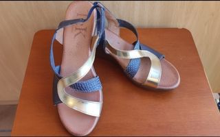 Sandalias cuña azul y dorado