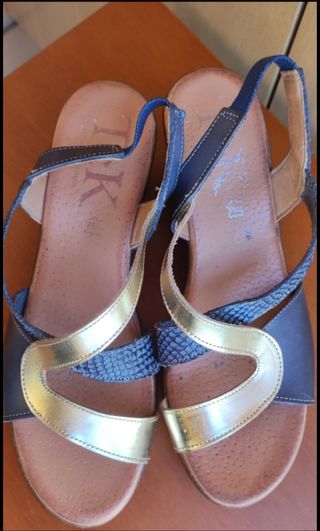 Sandalias cuña azul y dorado