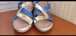 Sandalias cuña azul y dorado