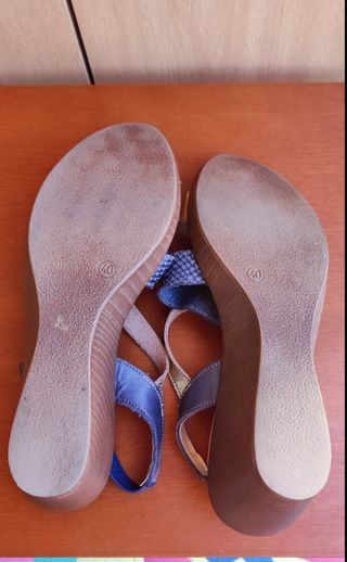 Sandalias cuña azul y dorado