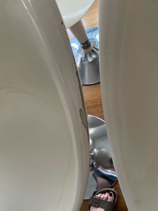 2 Taburetes blancos hidráulicos. El precio es por