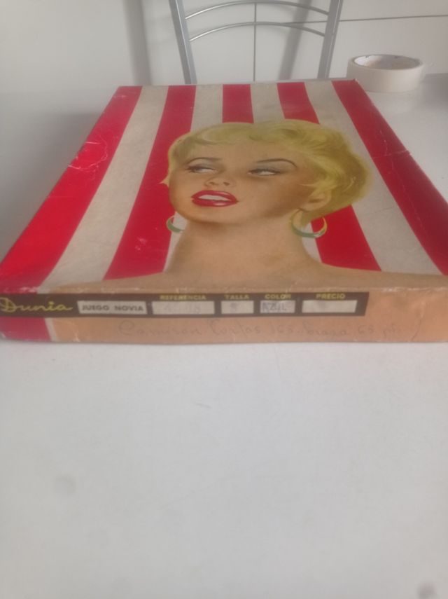 Antigua caja de cartón de camisones