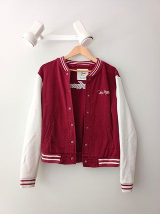 Chaqueta tipo beisbolera.